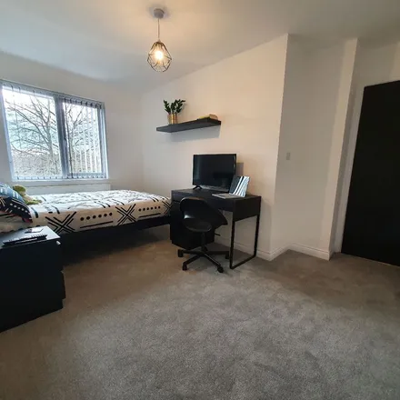 Rent this 5 bed apartment on Metchley Drive in Harborne, B17 0NQ