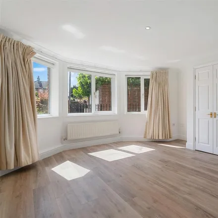 Image 5 - Paulin Drive, Winchmore Hill, London, N21 1AB, United Kingdom - Apartment for rent