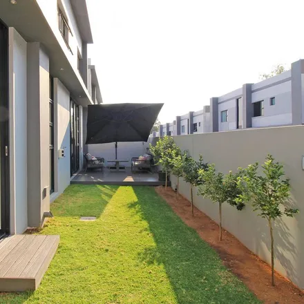 Image 9 - 4th Street, Houghton Estate, Johannesburg, 2001, South Africa - Townhouse for rent