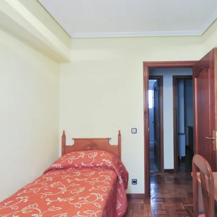 Rent this 3 bed room on Calle de Belianes in 20, 28043 Madrid