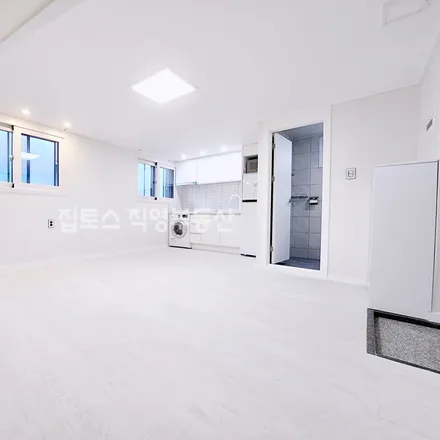 Rent this studio apartment on 서울특별시 동작구 사당동 303-4