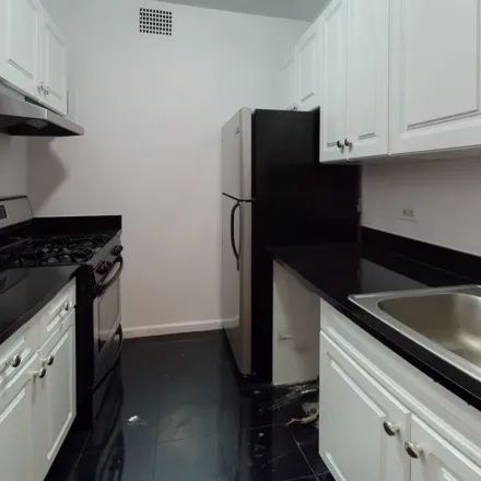 Rent this 1 bed apartment on 400 East 89th Street in New York, NY 10128