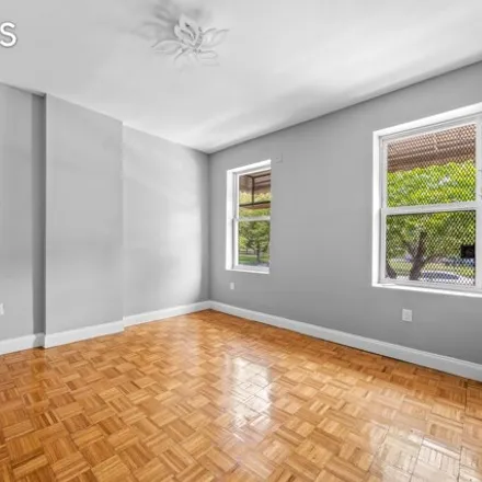 Image 5 - 440 Fountain Avenue, New York, NY 11208, USA - Townhouse for sale
