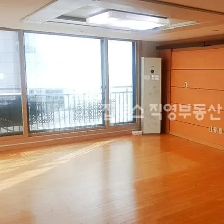 Rent this 3 bed apartment on 서울특별시 강남구 역삼동 830-46