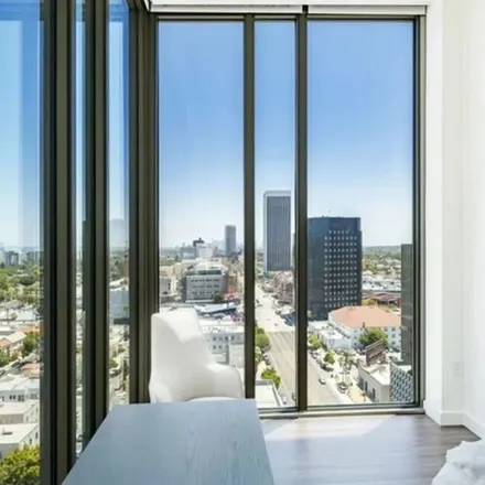 Image 2 - Wilshire & Crescent Heights, Wilshire Boulevard, Los Angeles, CA 90048, USA - Apartment for rent