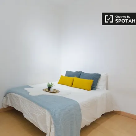 Rent this 8 bed room on Madrid in Colegio Sagrado Corazón, Calle de la Redondilla