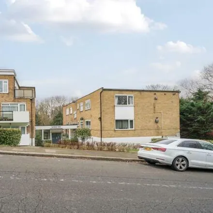 Buy this 3 bed apartment on The Rise in London, NW7 2LL