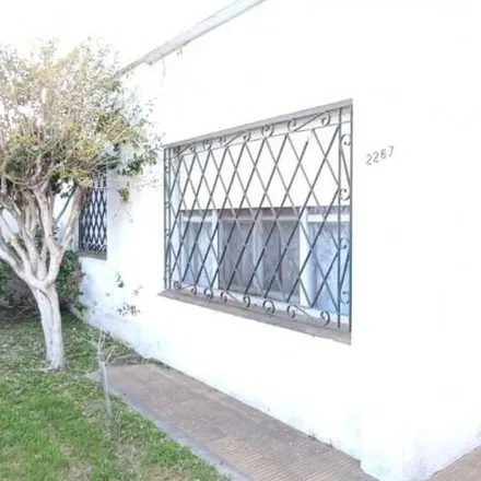 Buy this 3 bed house on Ayolas 2275 in Quilmes Oeste, B1879 ETH Quilmes