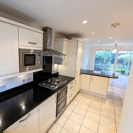 Rent this 3 bed townhouse on Halton Road in Caterham on the Hill, CR8 5GN