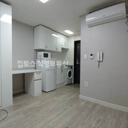 Rent this studio apartment on 서울특별시 관악구 봉천동 28-29