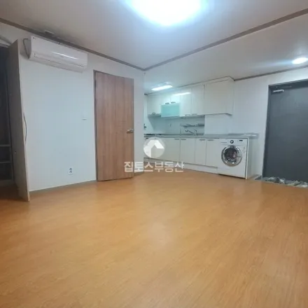 Rent this studio apartment on 서울특별시 강남구 논현동 178-9