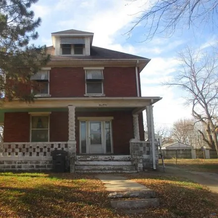Buy this 4 bed house on 934 West Pettis Street in Sedalia, MO 65301
