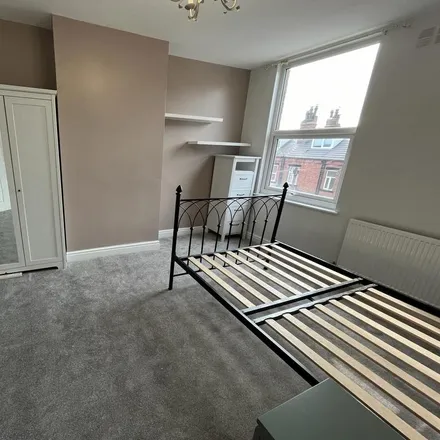 Image 3 - Woodside Place, Leeds, LS4 2QU, United Kingdom - Townhouse for rent