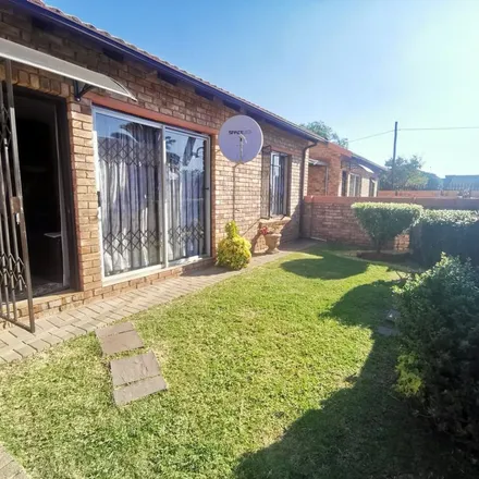 Image 3 - Progress Road, Lindhaven, Roodepoort, 1725, South Africa - Townhouse for rent