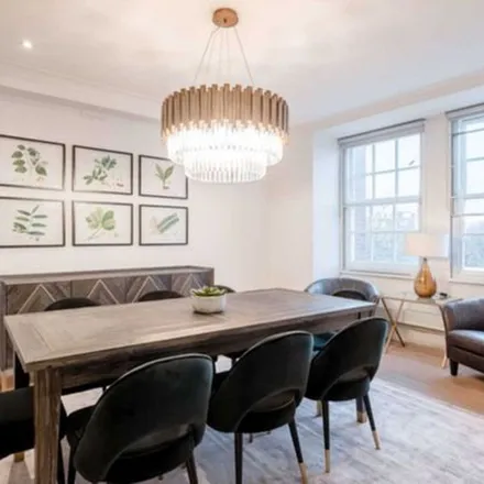 Rent this 4 bed apartment on 247 Baker Street in London, NW1 6AS