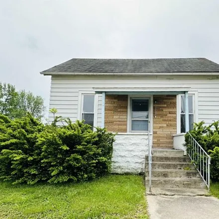 Buy this 1 bed house on West Poplar Street in Du Quoin, IL 62832