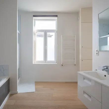 Rent this 4 bed apartment on Voskenslaan 249;253;255 in 9000 Ghent, Belgium