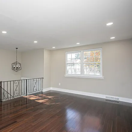 Image 5 - 550 Prelate Circle, Philadelphia, PA 19128, USA - House for sale