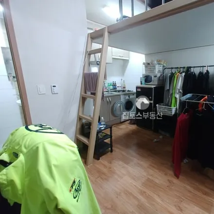 Rent this studio apartment on 서울특별시 동대문구 제기동 721