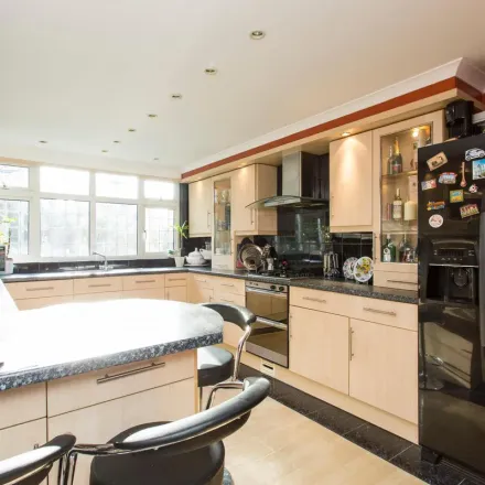 Rent this 6 bed apartment on 25 Evesham Way in London, IG5 0EJ