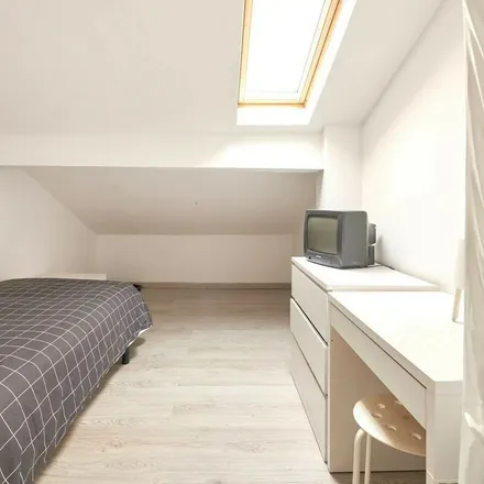 Rent this 9 bed apartment on Praceta das Roiçadas in 2700-363 Amadora, Portugal