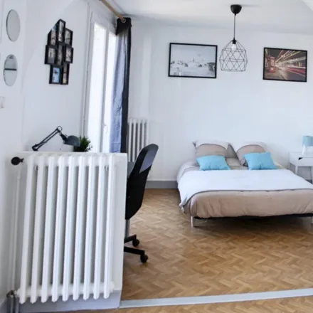 Rent this 3 bed room on 140 Avenue des Minimes in 31200 Toulouse, France