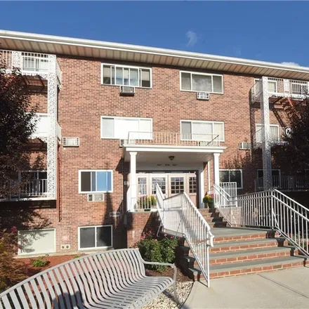 Buy this 2 bed condo on 806 Pelhamdale Avenue in Chester Heights, City of New Rochelle