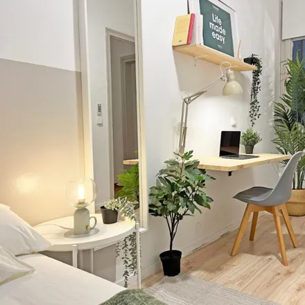 Rent this 6 bed room on Carrer del Comte d'Urgell in 44, 08001 Barcelona