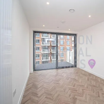 Image 2 - Oxley Square, Devas Street, Bromley-by-Bow, London, E3 3FE, United Kingdom - Apartment for rent