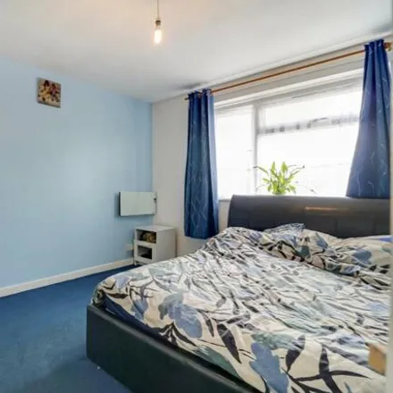 Image 6 - Chichester Court, Queensbury, London, HA7 1EF, United Kingdom - Apartment for sale
