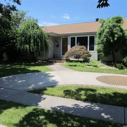 Rent this 3 bed house on 1417 Hemlock Ave in East Meadow, New York