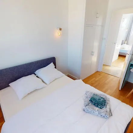 Rent this 3 bed apartment on 125 Cours Édouard Vaillant in 33300 Bordeaux, France