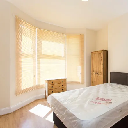 Rent this 6 bed room on Eve Road in London, N17 6XZ