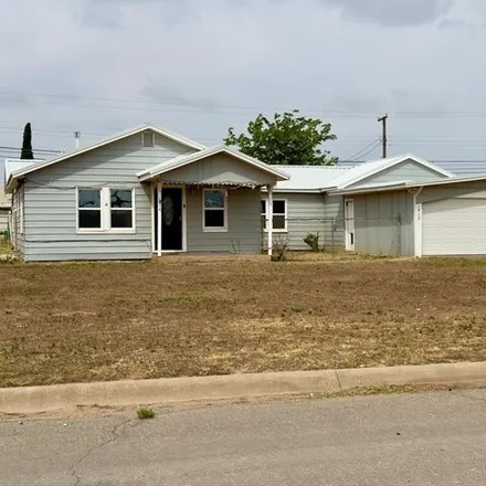 Buy this 5 bed house on 222 West Taylor Avenue in Midland, TX 79701