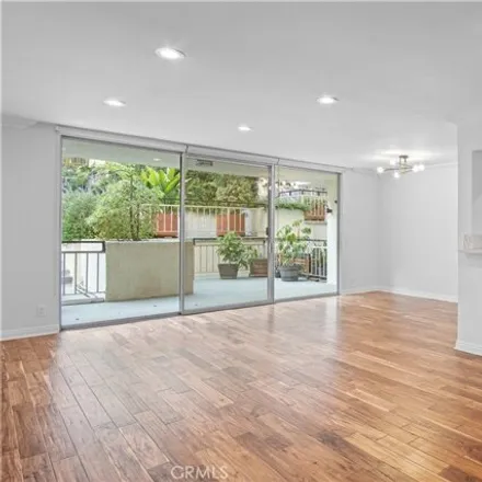 Image 2 - 7358 Hillside Avenue, Los Angeles, CA 90046, USA - Condo for sale