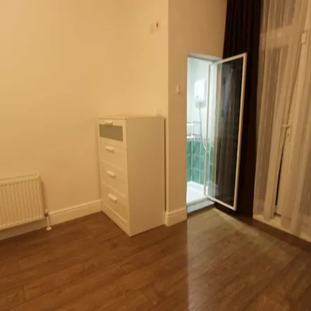 Image 6 - Warwick Road, Bowes Park, London, N11 2SD, United Kingdom - Apartment for rent