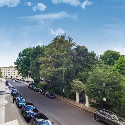 Rent this 3 bed apartment on 29 Queen's Gate Gardens in London, SW7 5NB
