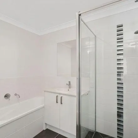 Image 2 - Glenhaven Close, Redland Bay QLD 4165, Australia - Apartment for rent