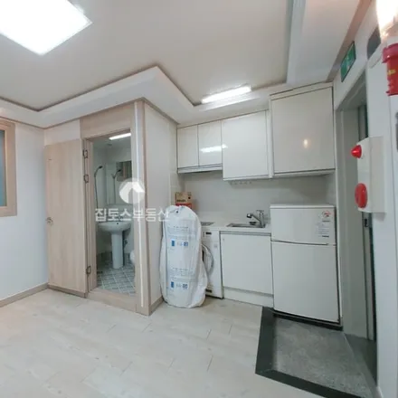 Rent this studio apartment on 서울특별시 은평구 신사동 25-31