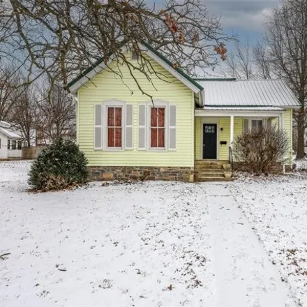 Buy this 3 bed house on 286 East Hayes Street in Lebanon, MO 65536