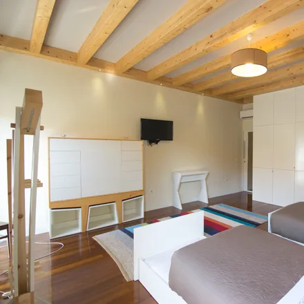 Rent this 1 bed apartment on Rua das Taipas 36 in 4050-597 Porto, Portugal