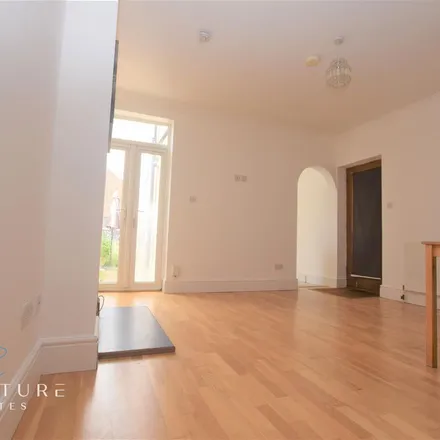 Image 4 - 68 Leavesden Road, North Watford, WD24 5EH, United Kingdom - Apartment for rent