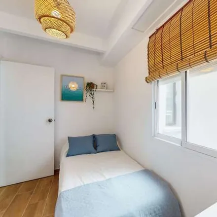 Rent this 5 bed apartment on Cerveceria Restaurante Islas Canarias in Carrer de les Illes Canàries, 46023 Valencia