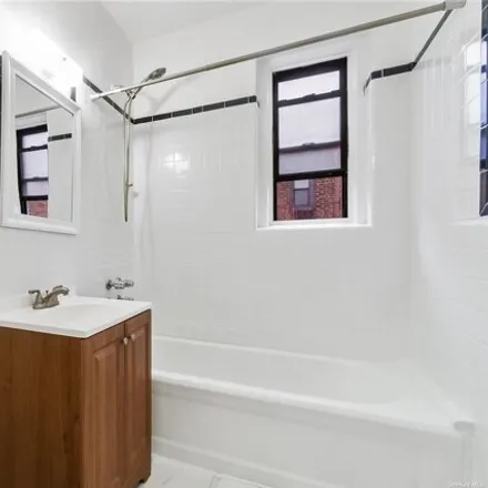 Image 8 - The Wakefield, 35-45 81st Street, New York, NY 11372, USA - Apartment for sale