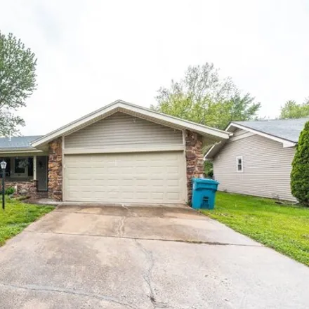 Buy this 3 bed house on 1112 East Cambridge Street in Springfield, MO 65807