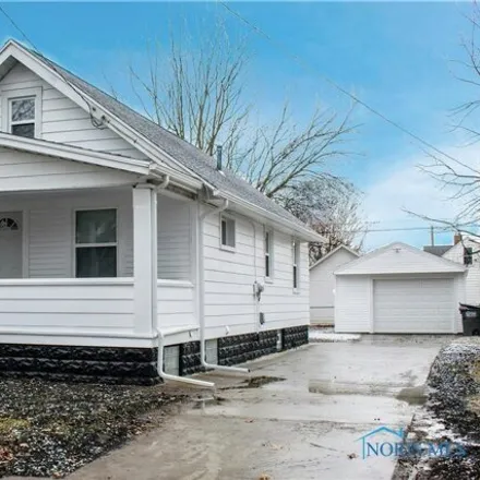 Buy this 2 bed house on 2085 Victory Avenue in Air Line Junction, Toledo
