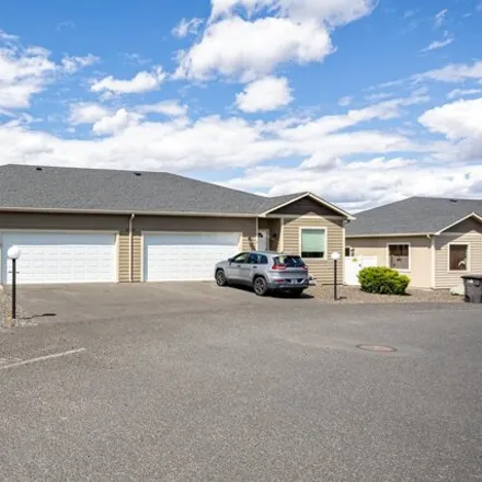 Buy this 6 bed house on Castlevale Road in Fruitvale, Yakima