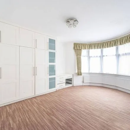 Rent this 5 bed duplex on Humber Road in London, NW2 6DW
