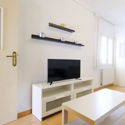 Rent this 3 bed apartment on Calle de la Laguna in 46, 28047 Madrid