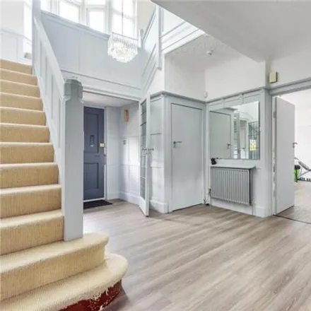 Image 2 - West Hill Way, Barnet, Great London, N20 - House for sale